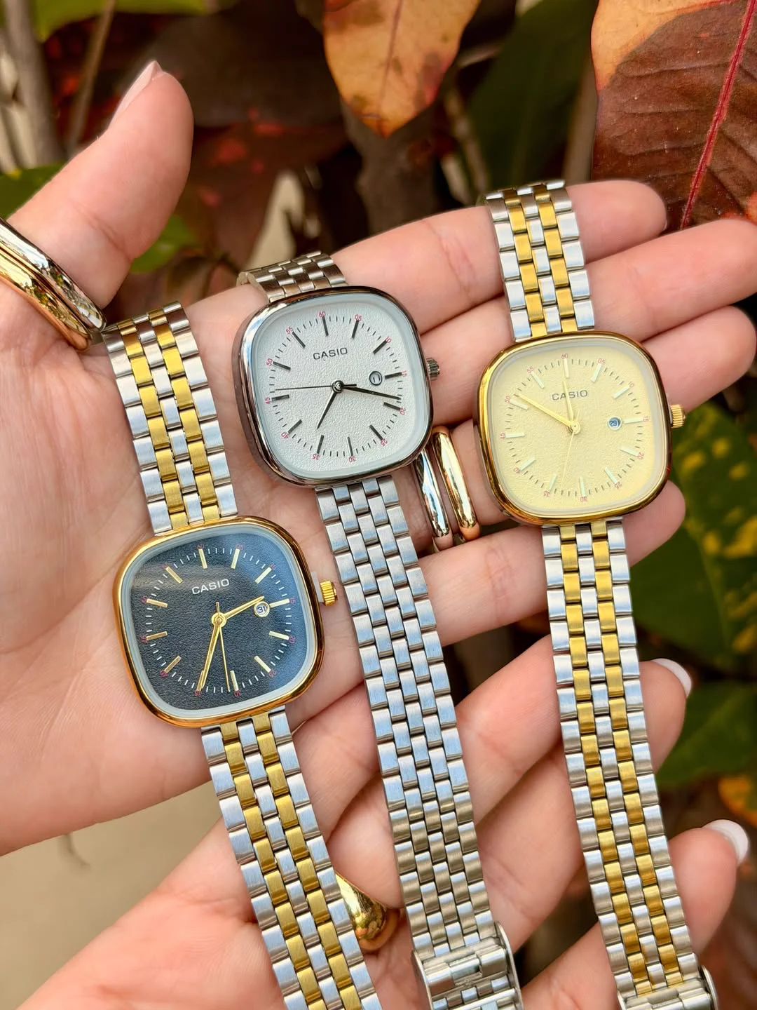 Trio de relógios vintage com caixas retangulares e pulseiras em aço e acabamento bicolor